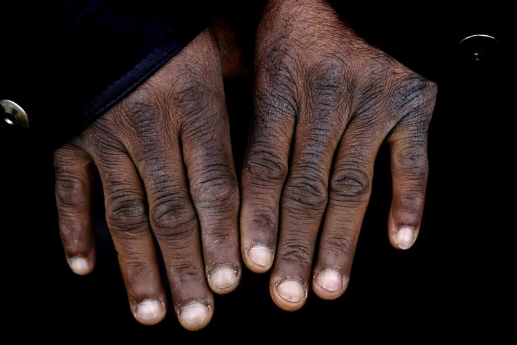 Jobjæger. John fra Nigeria har forladt sin kone og to børn for at rejse til Europa og finde et job. Lige nu har han været tre måneder i Danmark, men har endnu ikke fundet et fast job. 