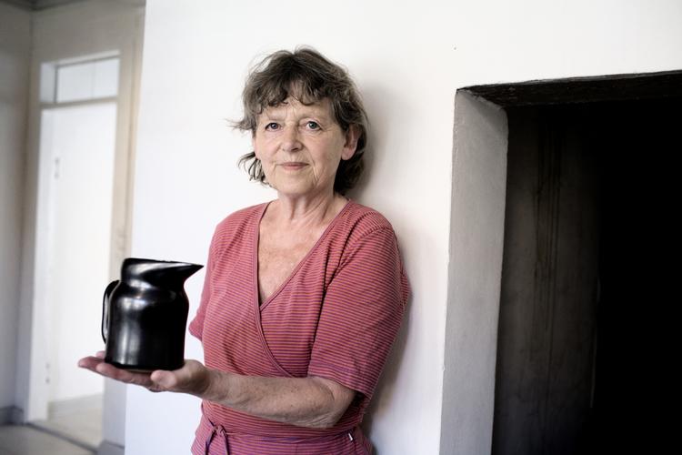 Fødselar. Ursula Munch-Petersen viser sin kande, der blev en del af Olafur Eliassons stel. 