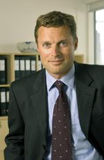 Elektronik. Peter Lund har beskæftiget sig med støvsugere og finere porcelæn. Nu er det tilbehør til tv-apparater, han har kastet sig over. 