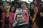 Håb. Tilhængere af præsidenten har siden det blev kendt, at han var syg af kræft, bedt for Hugo Chavez. 