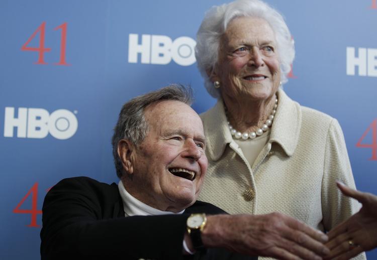 Skrantende. Her ses Gerorge H.W. Bush med sin kone Barbara Bush i juni i år til premieren på en HBO-dokumentar om familien Bush. 