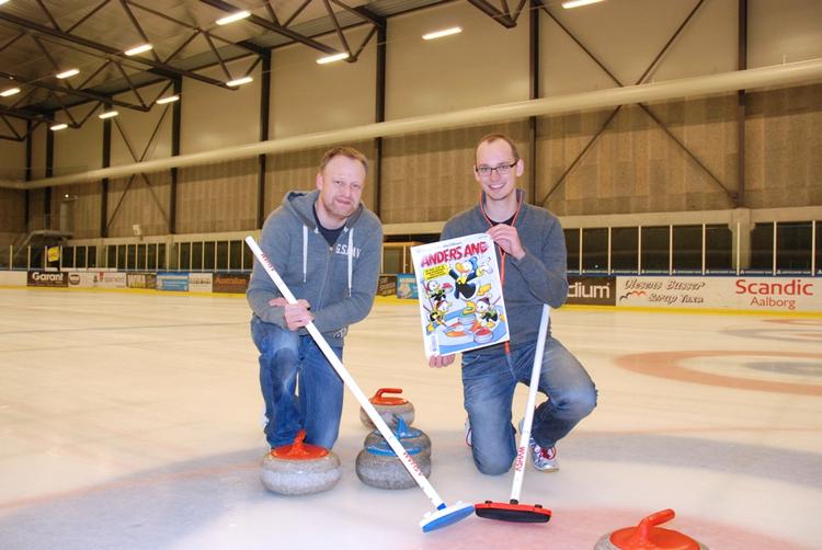 Oplagt. Hvad skriver man om, når man lige skal finde på et godt Anders And-emne? Man kiger indad og finder inspirationen. Det er Rasmus Hougaard til venstre og Peter Friis Jeppesen til højre. De sidder nu og venter på berømmelsen, blitzlysene og invitationerne fra Aftenshowet og Vild Med Dans, som Peter Friis Jeppesen så fint formulerer det. 