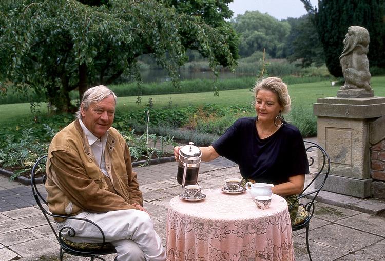 pionerer. Parret Sven og Lene Grønlykke havde sans for alt det gode i livet. Her er de på deres gård 'Løgismose' på Fyn i 1989. 