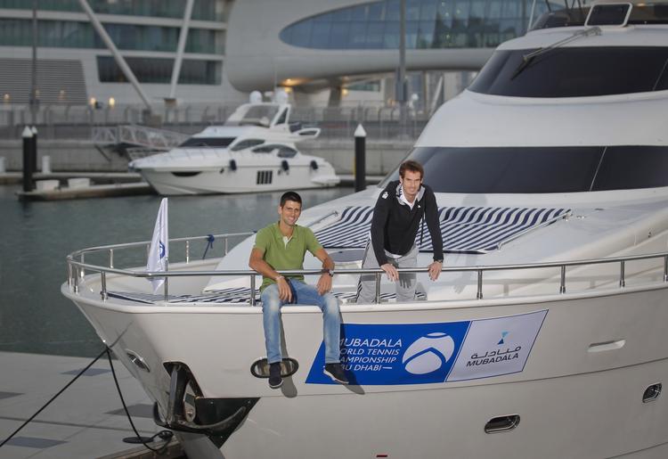 kampklar. Sammen med bl.a. Novak Djokovic (tv.) er Andy Murray i denne uge i Abu Dhabi for at spille en invitationsturnering. 