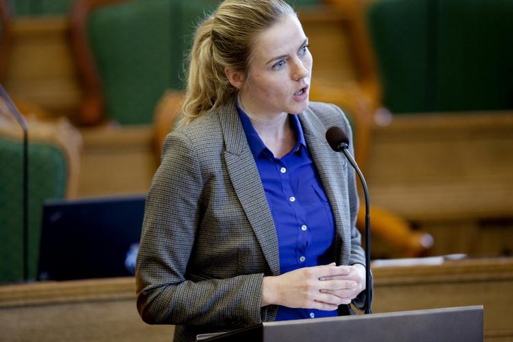 UENIG. Venstres politiske ordfører mener ikke, at statsminister Helle Thorning-Schmidt (S) er mere økonomisk ansvarlig end Venstres Lars Løkke Rasmussen. 