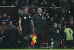 utilfreds. En elendig beslutning, kaldte Alex Ferguson det, at Mike Dean valgte at overtrumfe linjedommerens offsidemarkering. 