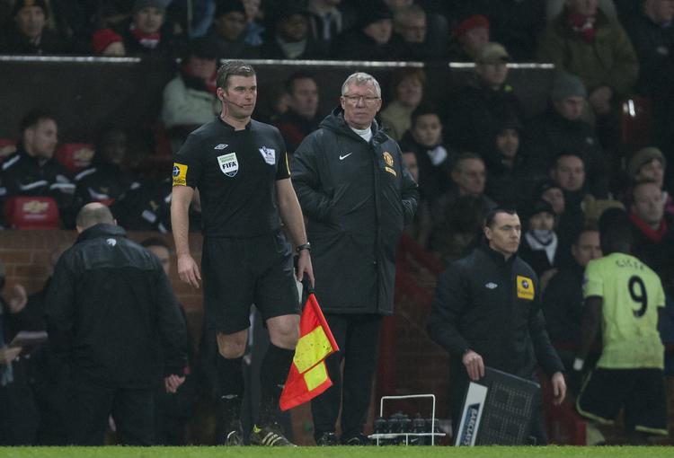 utilfreds. En elendig beslutning, kaldte Alex Ferguson det, at Mike Dean valgte at overtrumfe linjedommerens offsidemarkering. 