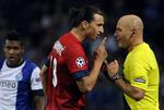 Ordrig. Zlatan Ibrahimovic i gang med at  'zlatanere' med den britiske topdommer Howard Webb. 