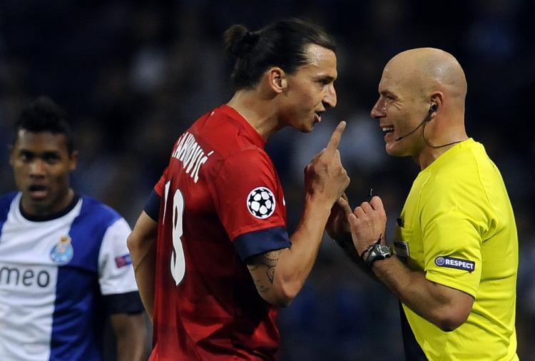Ordrig. Zlatan Ibrahimovic i gang med at  'zlatanere' med den britiske topdommer Howard Webb. 