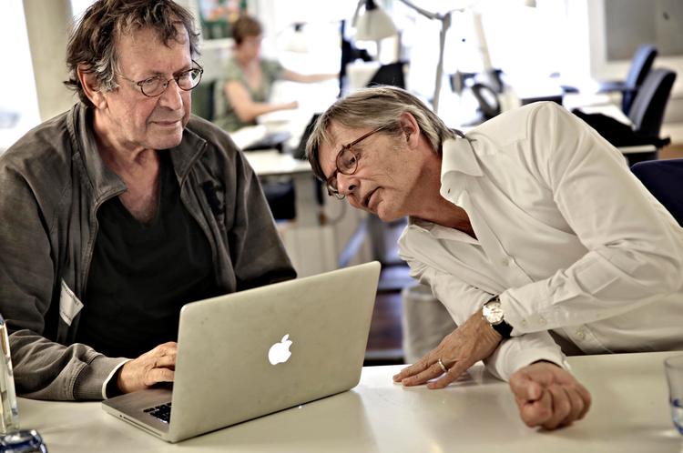 kolleger. Dirk Brüel (tv.) ser  sammen med Bille August på en detalje i forbindelse med filmen 'Marie Krøyer'. Brül var også manden bag kameraet, da Bille August i 1978 tog springet fra fotograf til instruktør. 