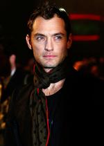 fremdrift. Jude Law kan ikke løbe fra sit udseende, men hans valg af roller er mere og mere begyndt at yde retfærdighed til det store skuespillertalent, han besidder. 