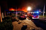 BRAND. Brandvæsen fra både Vejle og de nærliggende brandsationer arbejder fortsat på at slukke den voldsomme brand. 