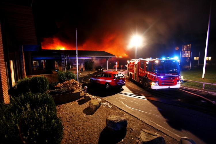 BRAND. Brandvæsen fra både Vejle og de nærliggende brandsationer arbejder fortsat på at slukke den voldsomme brand. 