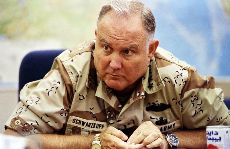 udsmider. Herman Norman Schwarzkopf Jr. ledede Operation Desert Storm, som i 1991 fordrev Saddam Husseins irakiske styrker fra Kuwait. 