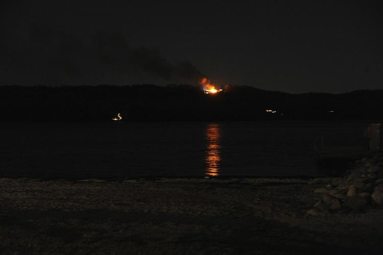 FLAMMER. Sådan så Munkebjerg-branden ud fra Tirsbæk strand på den modsatte side af fjorden omkring klokken 19. Billedet er taget af Politken.dk-læser Gunnar Skibsholt. 