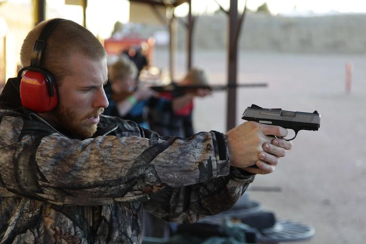 Våben. Debatten om våben er for alvor blusset op (igen) i USA efter Newtown-massakren. Skytten på billedet har ikke noget med den konkrete historie at gøre. 