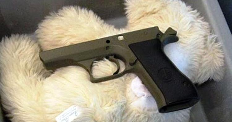 SKARPLADT. Betjente i sikkerhedskontrollen i de amerikanske lufthavne finder mange skarpladte våben i håndbagagen - blandt andet våbendele gemt i en tøjbamse. 