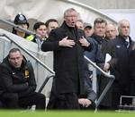 samtalepartner. Alex Ferguson diskuterede kraftigt med dommeren, da Manchester United mødte Newcastle i onsdags. 