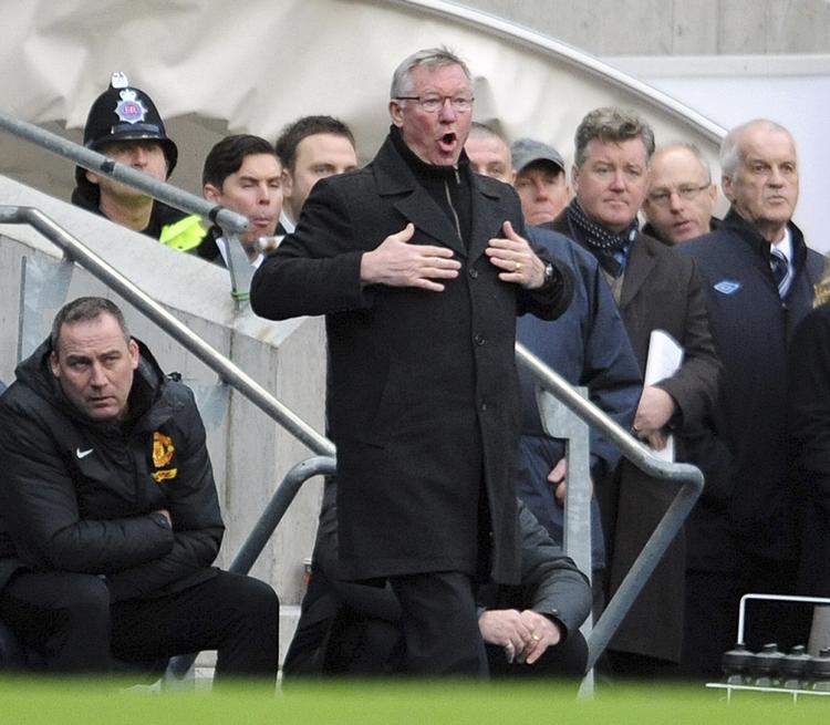 samtalepartner. Alex Ferguson diskuterede kraftigt med dommeren, da Manchester United mødte Newcastle i onsdags. 