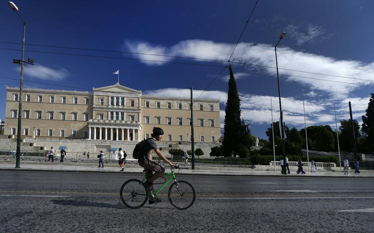 Bilfri. Ifølge transportministeriet i Athen har 70.000 grækere alene i december ladt deres biler stå, og det var 15 procent flere end måneden inden. 