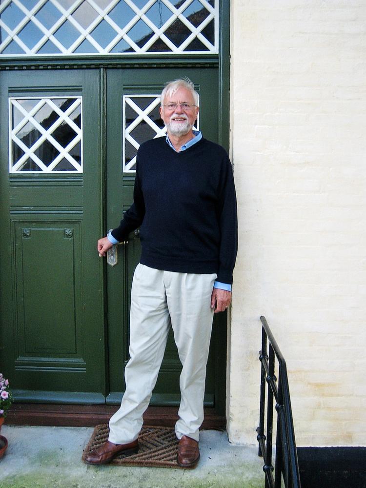 Domicil. John Erichsen i døren til virksomheden Historismus i den fredede skovriderbolig Søgaard på Lolland. 