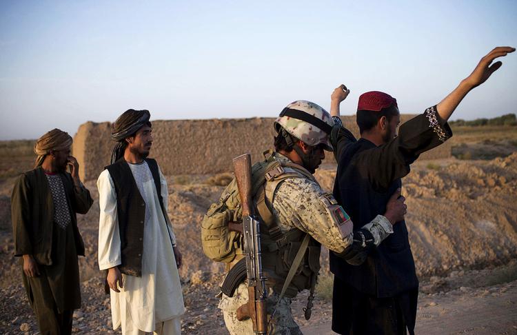 ULMENDE FRYGT. Afghanske specialpolitistyrker kontrollerer befolkningen i Marjah i Helmand, hvor Nato's modoffensiv startede i 2010. I dag forværres sikkerheden i området igen. 