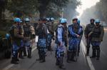 Stop. Politiet opruster i New Delhi og forbyder ganske enkelt folk at opholde sig på flere store pladser i byen for at undgå flere optøjer. 