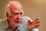 banebrydende. Den britiske fysiker og professor emeritus Peter Higgs og hans teori om den såkaldte Guds partikel var en af dem, der fik stor betydning i 2012. 