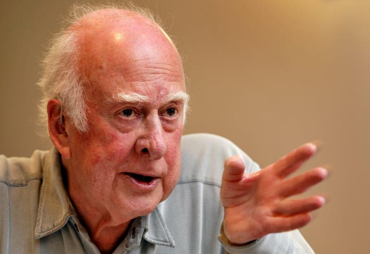 banebrydende. Den britiske fysiker og professor emeritus Peter Higgs og hans teori om den såkaldte Guds partikel var en af dem, der fik stor betydning i 2012. 