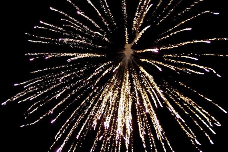 Krudt. Luftbomberne må kun affyres af professionelle. De er livsfarlige advarer politiet og den fyrværker, der har haft indbrud. 