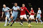 oprykkere. West Hams halvdansker Winston Reid (nummer to fra venstre) forsøger at pille bolden fra Manchester Uniteds Javier Hernandez i et opgør 28. november. 