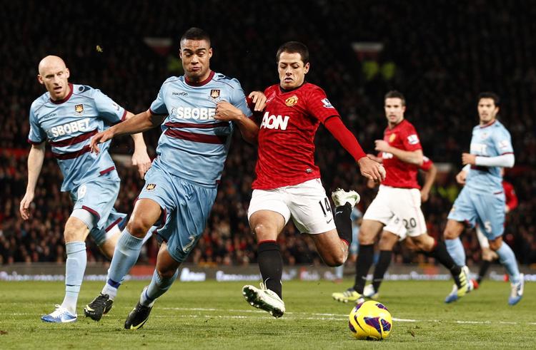 oprykkere. West Hams halvdansker Winston Reid (nummer to fra venstre) forsøger at pille bolden fra Manchester Uniteds Javier Hernandez i et opgør 28. november. 