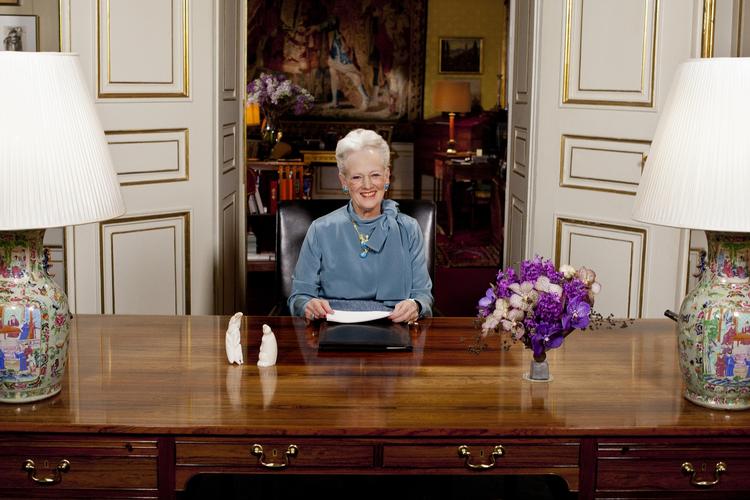 Status. Debattør Trine Villemann gør Dronning Margrethe kunsten efter ved at gøre status over kongehuset ved årets udgang. 