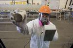Smadret. En medarbejder måler radioaktive stoffer på Fukushima-værket i dag. Oprydningsarbejdet er omfattende efter de massive ødelæggelser. 