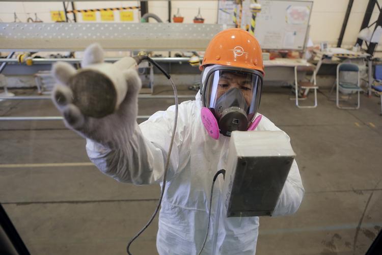 Smadret. En medarbejder måler radioaktive stoffer på Fukushima-værket i dag. Oprydningsarbejdet er omfattende efter de massive ødelæggelser. 