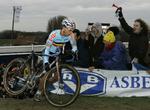 overhældt. Båthorn og fotografering er i orden. Men for den belgiske toprytter i cyklecross, Sven Nys (tv), går grænsen ved fulde tilskuere, der syv gange hælder øl ud over dig på banen. 