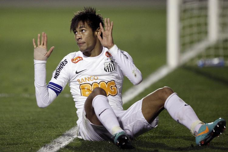 ombejlet. Neymar bliver i Santos trods stor interesse i spilleren fra europæiske storklubber. 