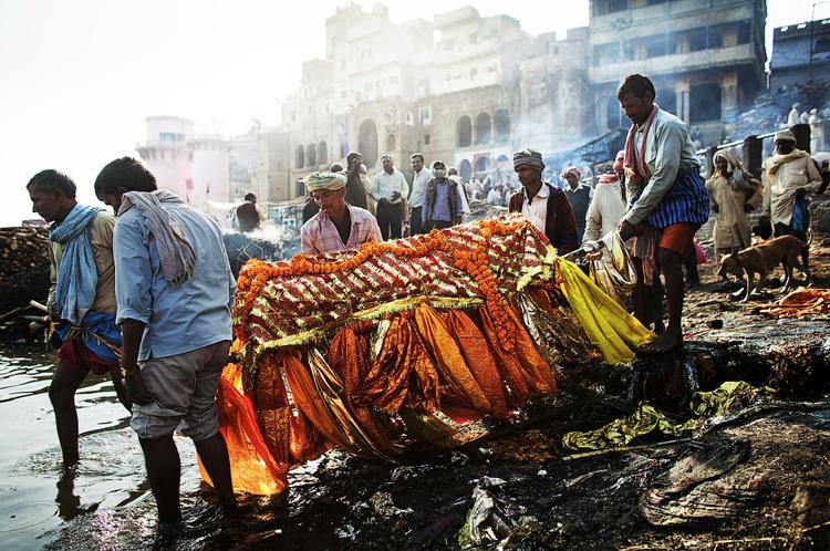 Forløsning. I den hellige pilgrimsby Varanasi i Indien afbrænder man lig dag og nat, fordi stedet siges at være en vej ud af de evige genfødsler. En direkte vej til himmelsk fred. Asken smides i den hellige flod Ganges, som menes at rense alle synder væk. 
