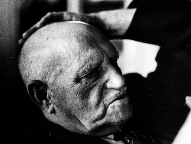 GENOPDAGET. Måske er 'Det  bevingede hjul' ikke Albert Dams største bedrift, men sproget  gøgler vildt og humoristisk. 