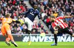 afbrænder. Emmanuel Adebayor (midt) var en af Tottenhams store syndere i kampen mod Sunderland, som London-holdet burde have vundet klart, men trods alt endte med at vinde snævert 2-1 . 