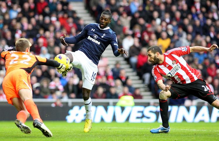 afbrænder. Emmanuel Adebayor (midt) var en af Tottenhams store syndere i kampen mod Sunderland, som London-holdet burde have vundet klart, men trods alt endte med at vinde snævert 2-1 . 
