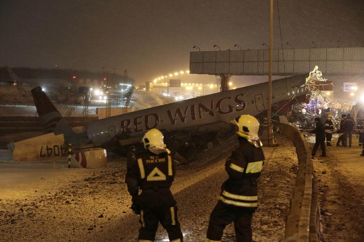 Flyulykke. Flyet brasede igennem et hegn for enden af landingsbanen, blev splittet i tre dele og brød i brand på en hovedvej ved lufthavnen. 