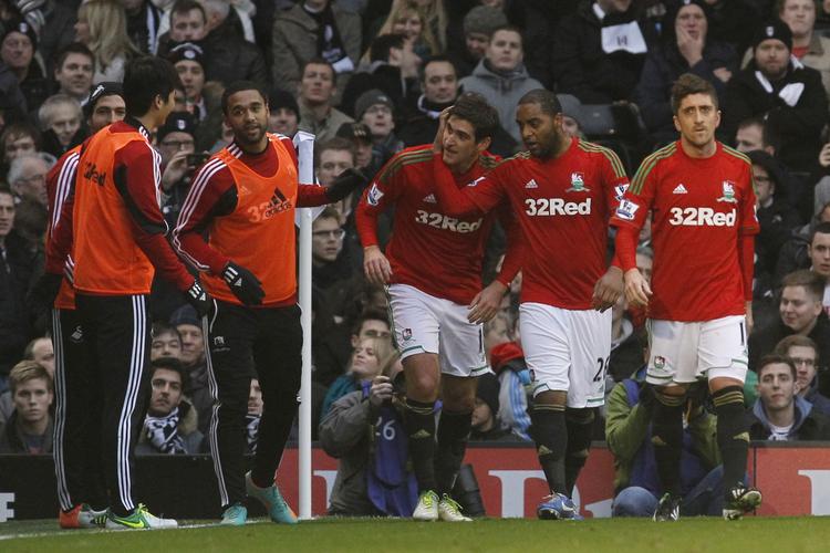 optur. Swansea-spillere fejrer det første mål mod Fulham, scoret af  Danny Graham (midt). 
