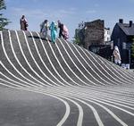 Superkilen. Byen blev indtaget af leg og kropslige udfordringer i parker og på pladser, som her den asfaltbelagte bakke i Superkilen på Nørrebro. 