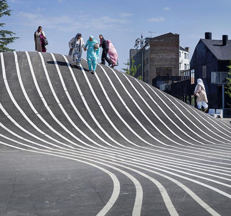 Superkilen. Byen blev indtaget af leg og kropslige udfordringer i parker og på pladser, som her den asfaltbelagte bakke i Superkilen på Nørrebro. 