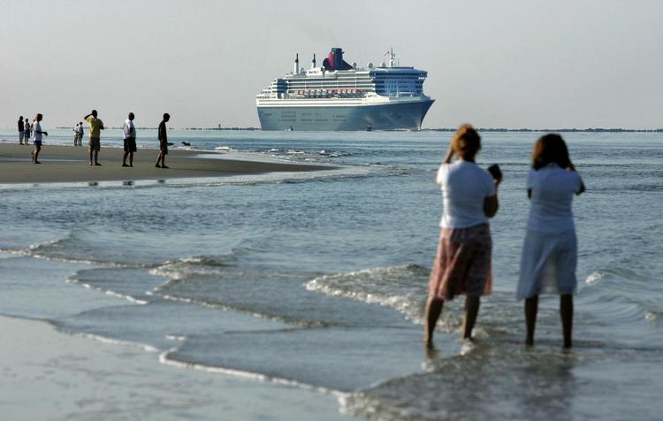 Opkast. Som om man ikke i forvejen kunne gå hen og blive lidt søsyg på sådan en bådtur. Her er det Queen Mary ved South Carolinas kyst. 