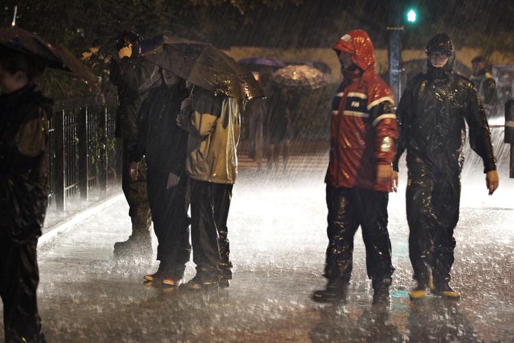 Øv. Krudtet skal nok sige bang, hvis man gider gå ud i regnen og i øvrigt kan få tændt lunten. Eller også skal man bare blive indenfor og nuppe et ekstra glas champagne. 