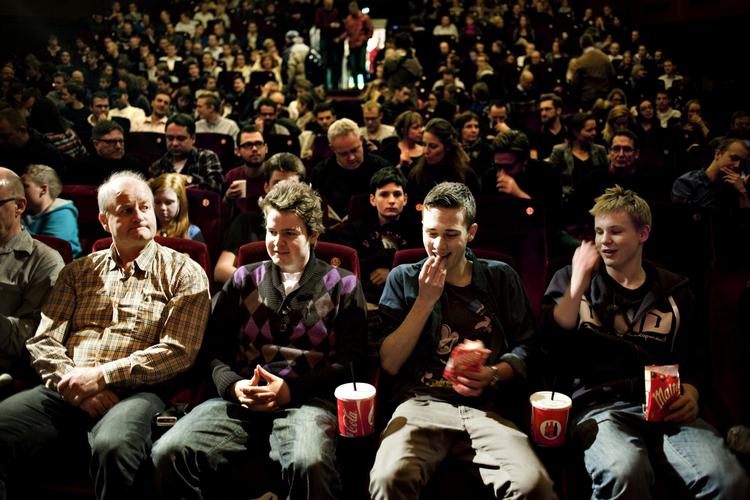 Biohygge. Knas, popcorn, cola og ondt i maven og tisseklar, når filmen er færdig. Det er vi helt vilde med. Her er vi til forpremiere på 'Klovn' i Grand i 2010. 