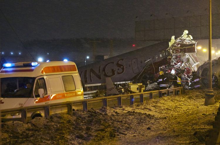 Flyulykke. Et russisk passagerfly forulykkede lørdag under landing i Vnukovo-lufthavnen i Moskva. 