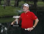 CIGARFØRING. Selvfølgelig var der ild i cigaren, da Miguel Angel Jimenez vandt i Hong Kong som den ældste på European Tour nogen sinde. 